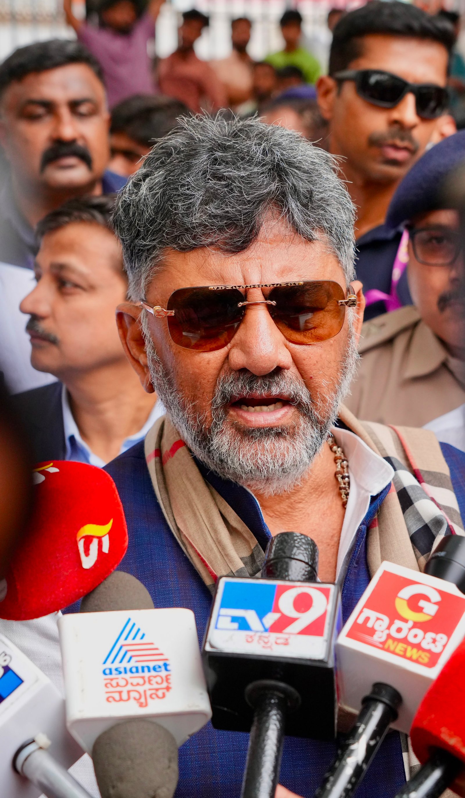 Clearance of footpath encroachments will continue in the limits of the five municipal corporations: Chief Minister D.K. Shivakumar So far, 435 km of footpaths have been cleared of encroachment.
